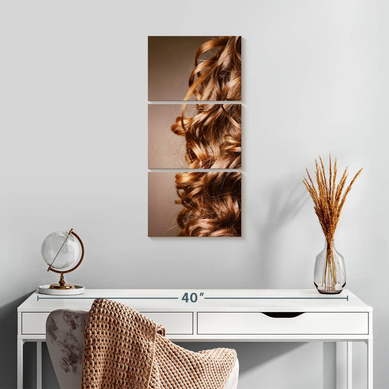 Cheveux roux ondulés, H 27 po x l 12 po