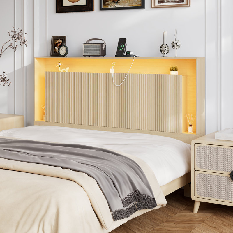 Tête de lit grand avec rangement, tête de lit cannelée large de 64,6 po avec station de charge et lumières DEL, têtes de lit en bois modernes pour la chambre à coucher, naturel