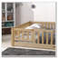 Lit plateforme en bois avec clôture et porte