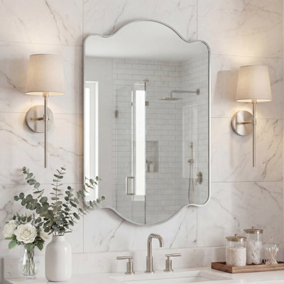 Miroir mural rectangulaire à cadre festonné en métal l 24 po x H 36 po Louisa pour meuble-lavabo ou entrée, nickel