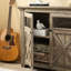 Bar armoire à vin avec 2 portes pour la salle à manger - Gris délavé, style rétro et grand espace de rangement, buffet d'entrée. Tablettes intérieures polyvalentes à charnière silencieuse et amovible