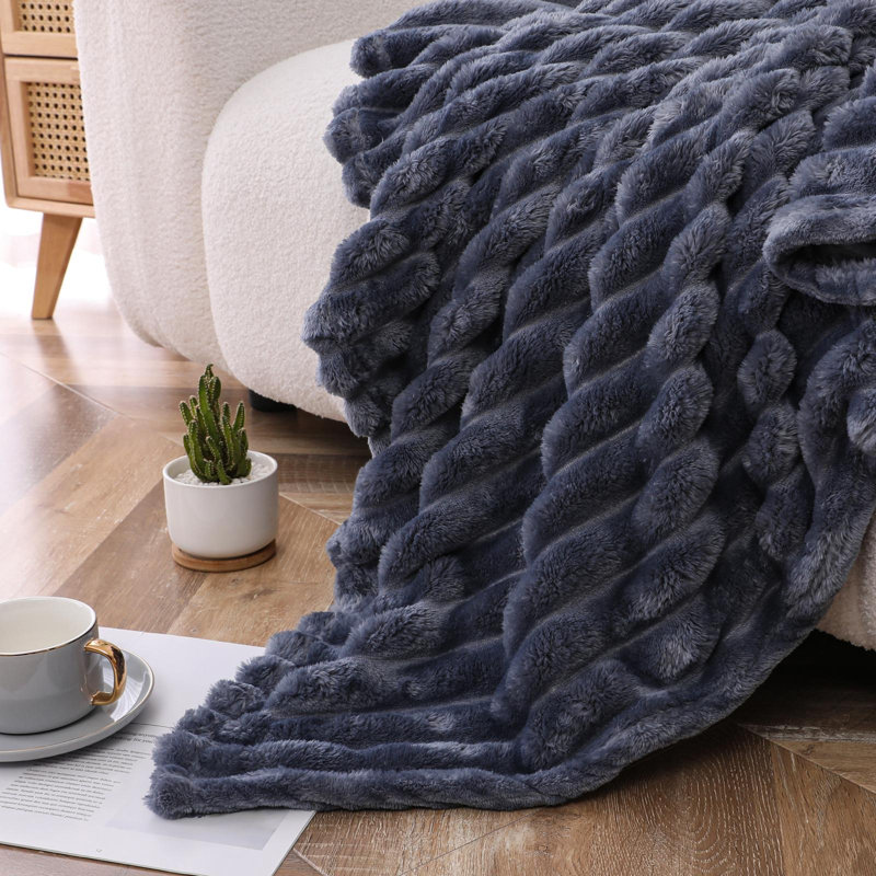 Jeté en peluche par Kate Aurora, Bleu marine