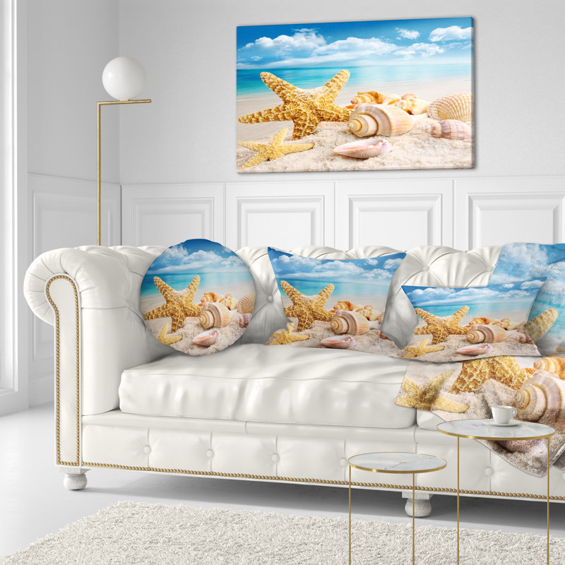 Coussin de mer étoile de mer et coquillages sur une photo de plage