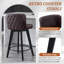 Ensemble de 3 tabourets de bar pivotants 27,5 po, siège en similicuir brun avec dossier capitonné, pieds en bois massif, chaises de bar à hauteur de comptoir pour îlot de cuisine, salle à manger, café (ensemble de 3)-577465201