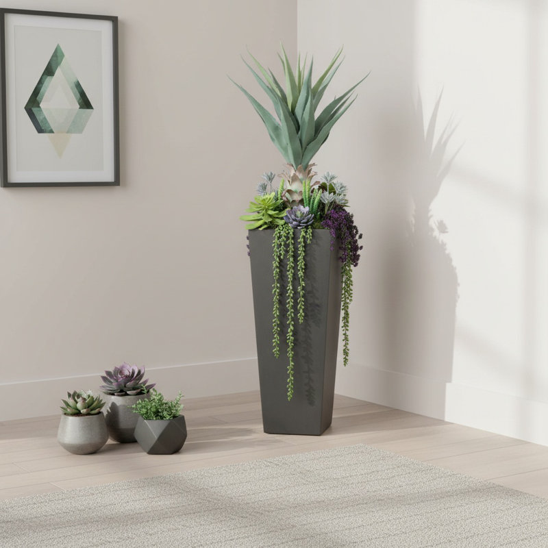 Agave Jerilyn en pot de Fiberstone avec cactus et sédum, Carré éfilé