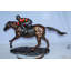 Statue de course de chevaux en bronze avec jockey en uniforme rayé 50 po x 14 po x H 29 po