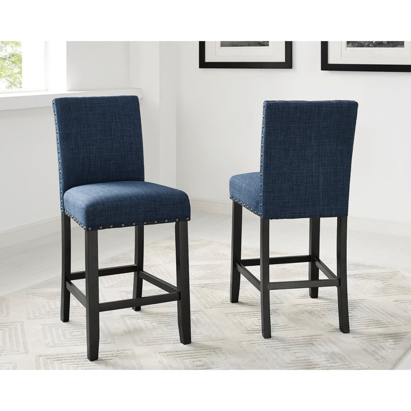 2 tabourets de comptoir bleus. Matériau en bois franc. Garniture cloutée. Revêtement en tissu. Finition. Nettoyage des taches recommandé pour les chaises à hauteur. Cadre. de couleur