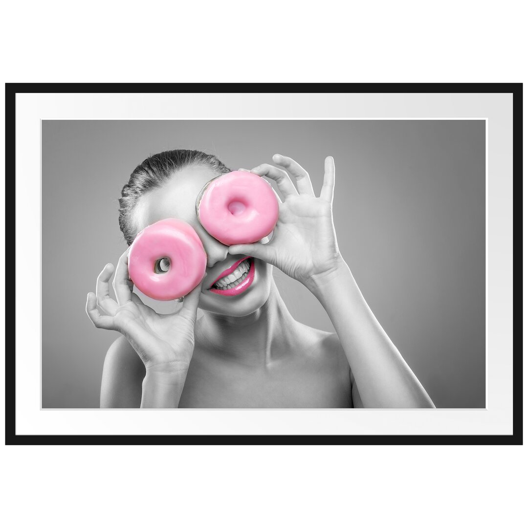 Gerahmtes Poster Frau mit Donut Augen