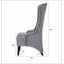 Luxueux fauteuil d'appoint rembourré en velours avec des pieds en bois robustes, parfait pour un décor moderne et élégant.-147960626