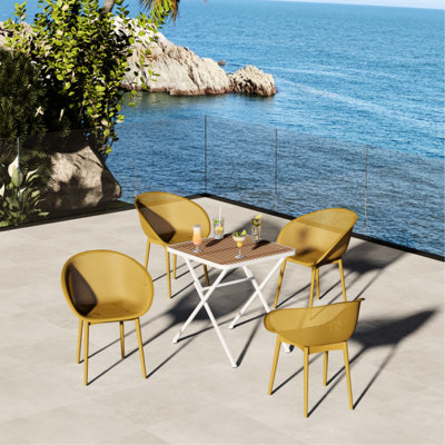 Ensemble de 2 chaises longues modernes toutes saisons de couleur jaune terreux et table blanche, chaises faciles à assembler, table sans assemblage, design avant-gardiste, contour ergonomique, repose-pieds antidérapant