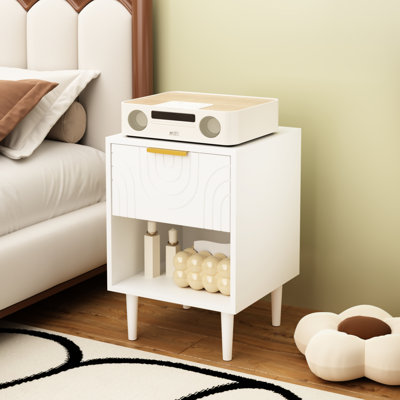 Table de chevet blanche moderne de 22,7 po de hauteur, un tiroir et une tablette ouverte, poignée dorée, option de rangement dans la chambre à coucher, esthétique contemporaine