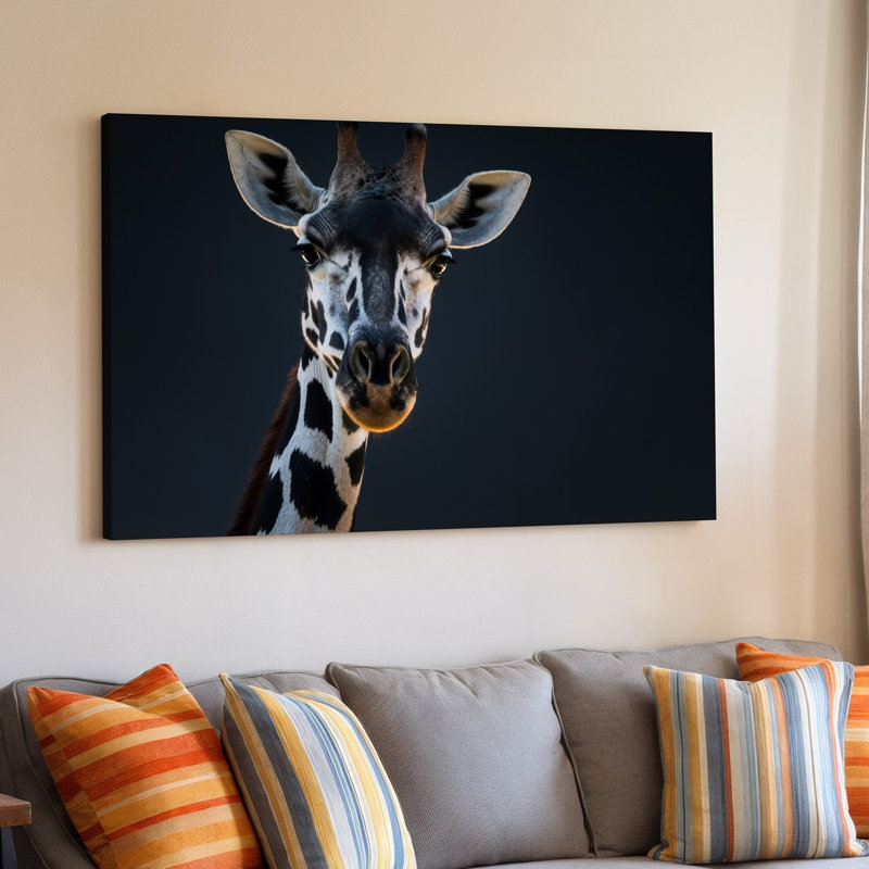 Toile «A Striking Portrait Of A Giraffe Against A Smooth Dark», art mural mettant en valeur ses caractéristiques distinctives, art girafe sur toile