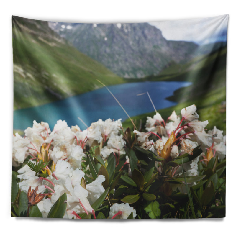 Tapisserie de montagnes lake avec fleurs, H 32 po x l 39 po