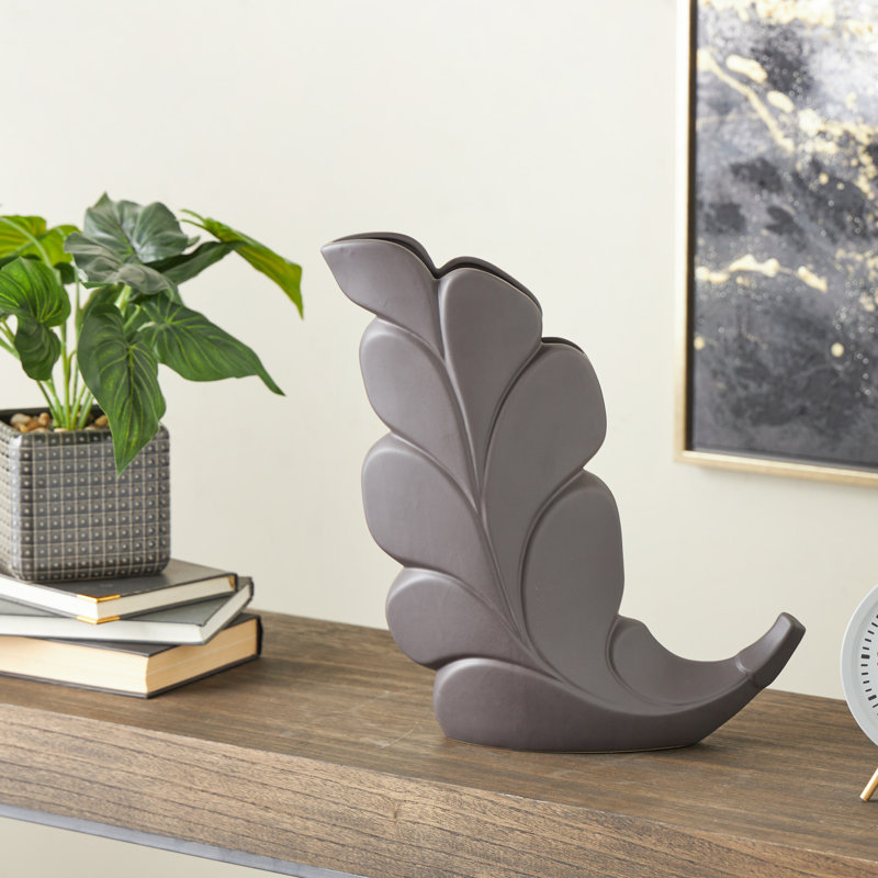 Vase en céramique Cole and Grey, Noir, H 14,95 po x l 14,05 po x P 3,8 po