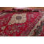Tapis rouge en laine noué à la main de conception unique de style années 1980 de 9 pi 6 po x 12 pi 11 po Saveena