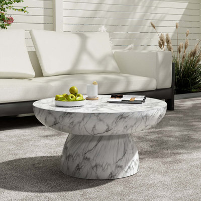 Élégante table basse en faux marbre pour une utilisation intérieure et extérieure, parfaite pour les espaces modernes et polyvalents.