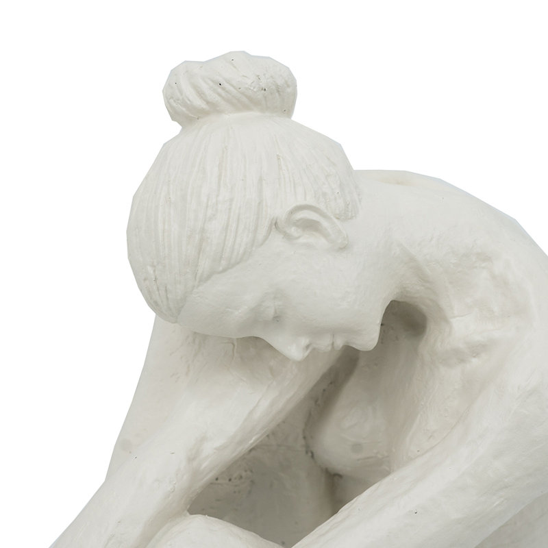 Figurine femme en résine et en pierre avec détails lisses