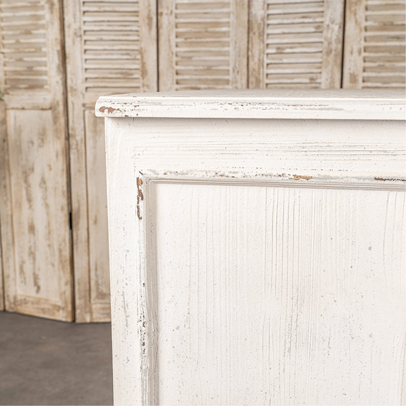 Armoire en bois robuste et élégante pour un rangement et une décoration polyvalents