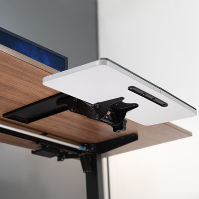Plateau de clavier argenté sous le bureau