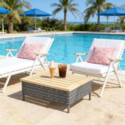 Table d'appoint carrée d'extérieur rustique avec base en rotin PE et plateau en bois de sapin naturel, table de bout de patio résistante aux intempéries avec structure en acier thermolaqué, table d'appoint compacte pour balcon et jardin (27,6 po x 27,6 po x 9,8 po)