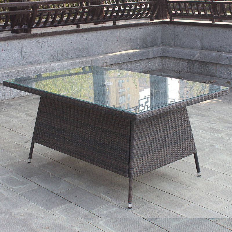 Table de patio Myrtlene, table de salle à manger en rotin PE, table de patio extérieure, verre trempé, brun