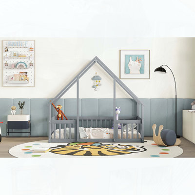 Lit simple en bois de pin avec garde-corps