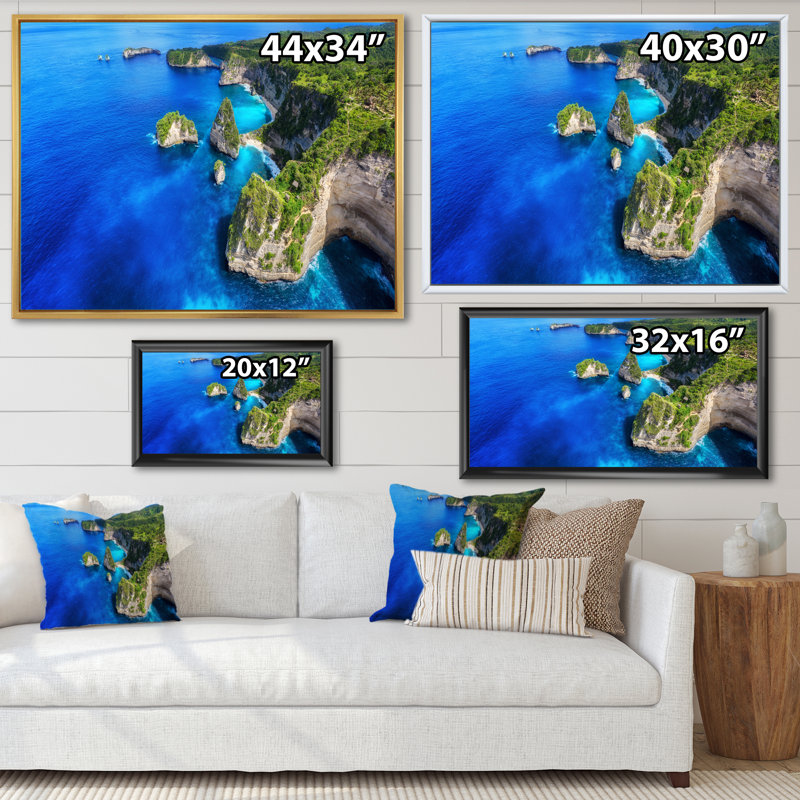 Vue aérienne de la plage tropicale II - reproduction sur toile, H 34 po x l 44 po x P 1,5 po, Cadre flottant en érable