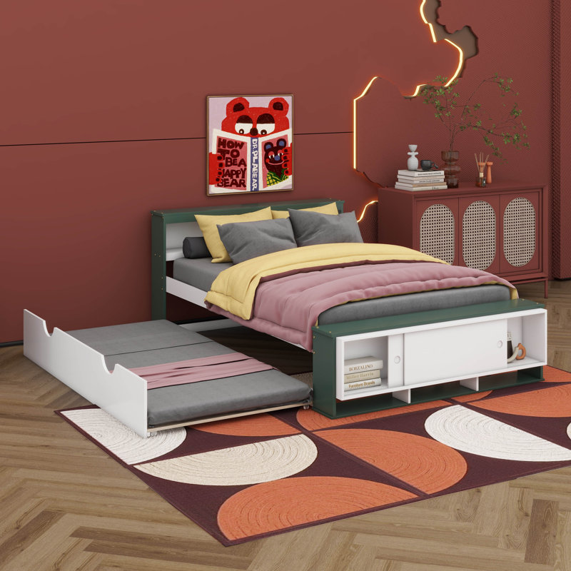 Un lit plateforme double avec un lit gigogne sous le lit, une tête de lit et un pied de lit de rangement, comprenant des ports de charge USB