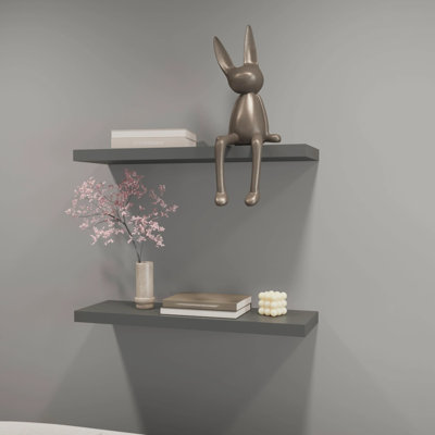 Tablette murale 31,5 pouces de large. Minimaliste pour ornements et livres. Monté, horizontal, salon principal, tablette flottante en panneau de particules gris mat, large. Articles de décoration.