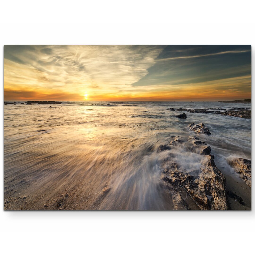 Leinwandbild Steiniger Strand bei Sonnenuntergang