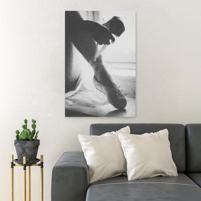 Photo en niveaux de gris d'une personne portant un pantalon noir et des chaussures blanches - 1 pièce, impression d'art graphique rectangulaire sur toile tendue