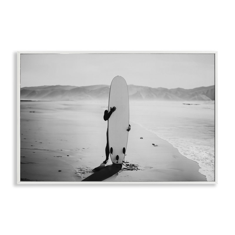 «Hiding with Surfboard», estampe numérique par Sissi et Seb, Estampe numérique encadrée blanc bord de mer, H 20 po x l 30 po