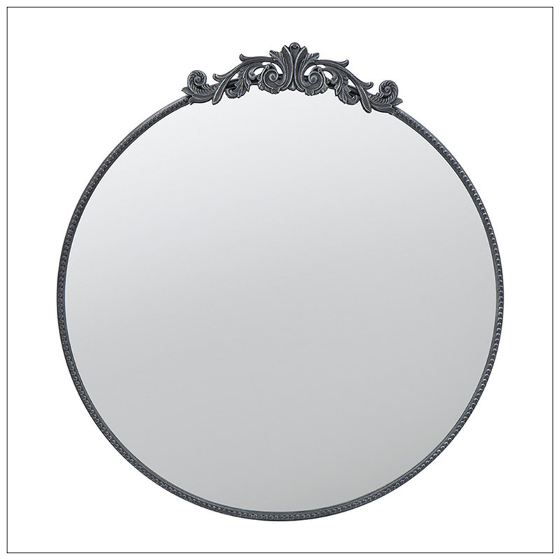 Miroir de conception classique avec forme ronde et cadre d'inspiration baroque pour la salle de bain, console de vestibule posée contre le mur