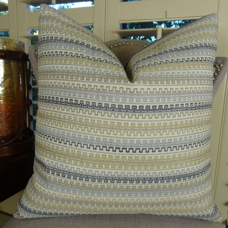 Coussin à chevrons, Bourre en polyester, Gris / Beige, 18 po x 18 po