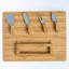 Ensemble de planche à fromage et de couteaux en bambou - planche de charcuterie 14 x 11 pouces avec 4 couteaux à fromage - plateau de service en bois