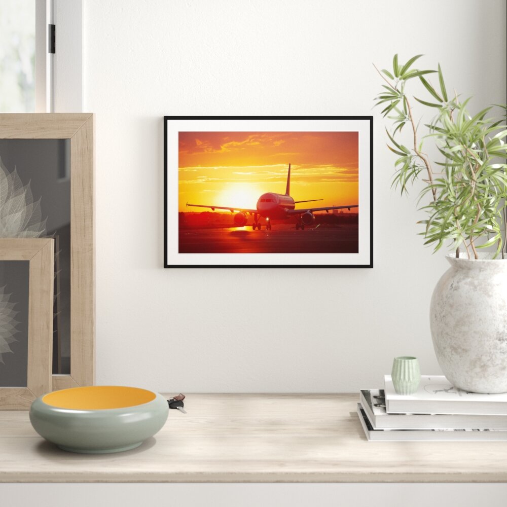 Flugzeug bei Sonnenuntergang Gerahmter Fotodruck Poster