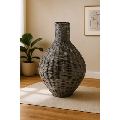 Vase en métal gris fer