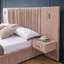 Structure de lit tapissier avec tissu en chenille à motif plissé, lit plateforme avec tête de lit et structure solide et table de chevet. Pas besoin de sommier tapissier-492941602-492941600