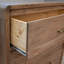 Commode haute Okai, 4 tiroirs, poignées dorées, bois massif brun clair