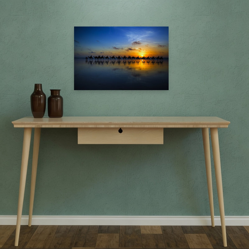 Chameaux sur une plage au coucher du soleil - Paysage de plage paisible, serein et tranquille (affiche murale)