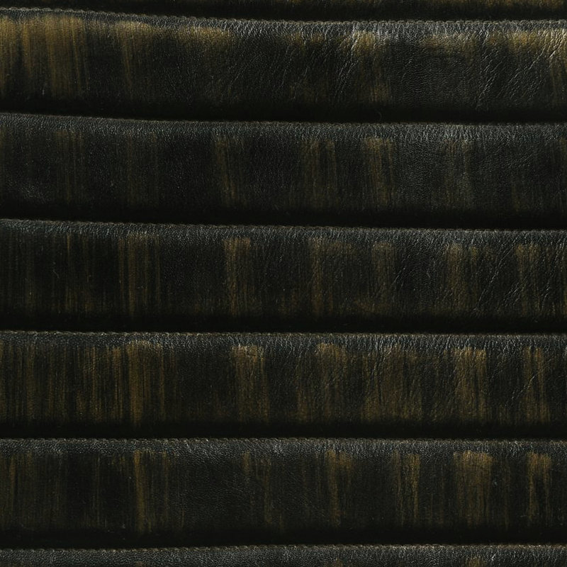 Banc ancien en cuir, pieds en métal, siège rembourré, capitonnage vertical, style vintage, base, style industriel, pour espaces repas. Revêtement noir évasé et fuselé.