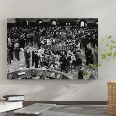 «1940s Trading in Progress on Floor of New York Stock Exchange NYC USA», reproduction de photo sur toile tendue