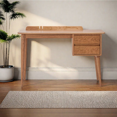 Petit bureau de style européen