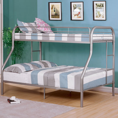 Lit superposé simple au-dessus d'un lit double en métal de style contemporain argenté avec matelas en angle prêt à être utilisé dans la chambre à coucher