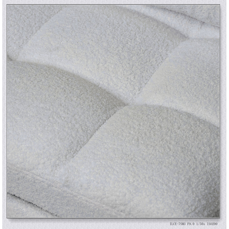 Canapé-lit une place avec revêtement en tissu doux effet peluche, port USB intégré, poche latérale et dossier réglable pour les petits espaces.