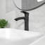 Lavabo de salle de bain rectangulaire encastré en céramique blanche 18 po avec robinet-113358572