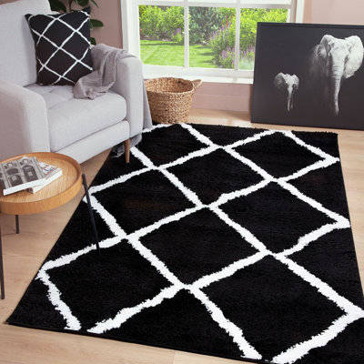 Tapis noir à motifs géométriques