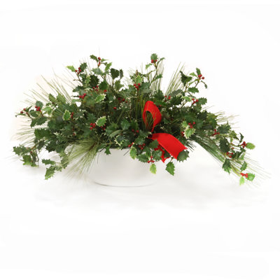 Arrangement floral de pin avec baies de houx dans un pot