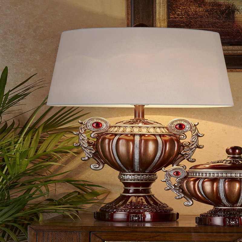 Lampe de table - «Delicata» de 29,5 po de hauteur avec motif en forme d'urne, bronze avec accents argentés