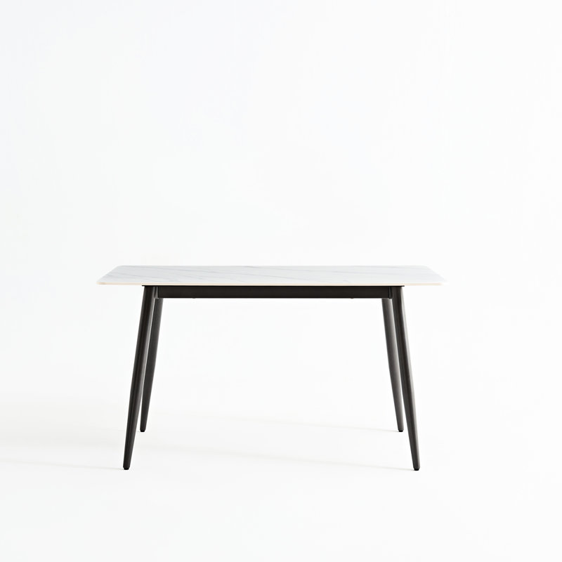 Grande table de salle à manger rectangulaire de 1,4 m avec un support en métal robuste pour la cuisine et les espaces de vie, surface en céramique frittée blanche, coin arrondi chauffant, rayé, pieds en or noir, conception simple, rapide